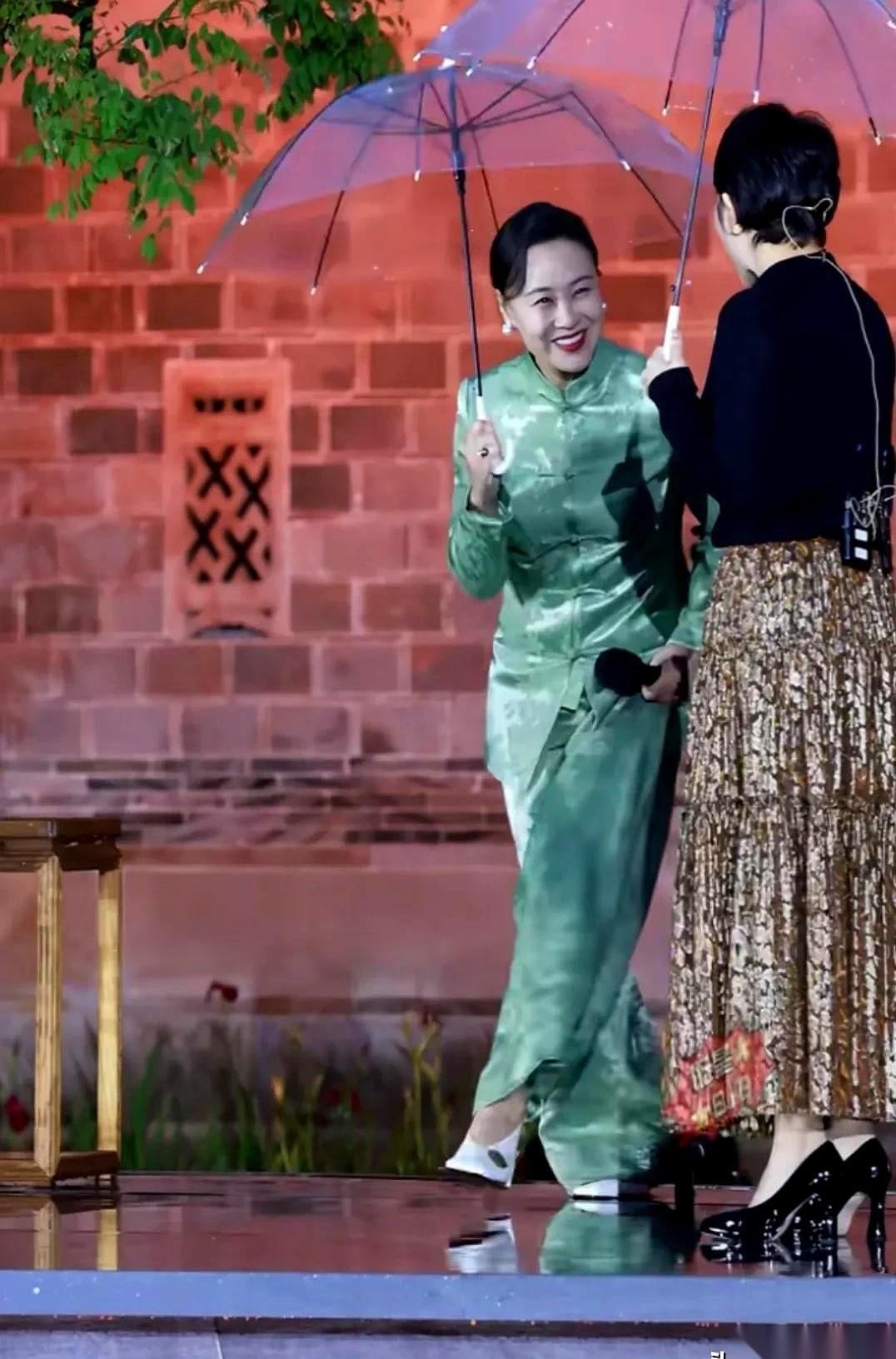 邬君梅还是出来了。
这是她丈夫离世后，第一次公开露面。消息传出的那天，恰好是她6