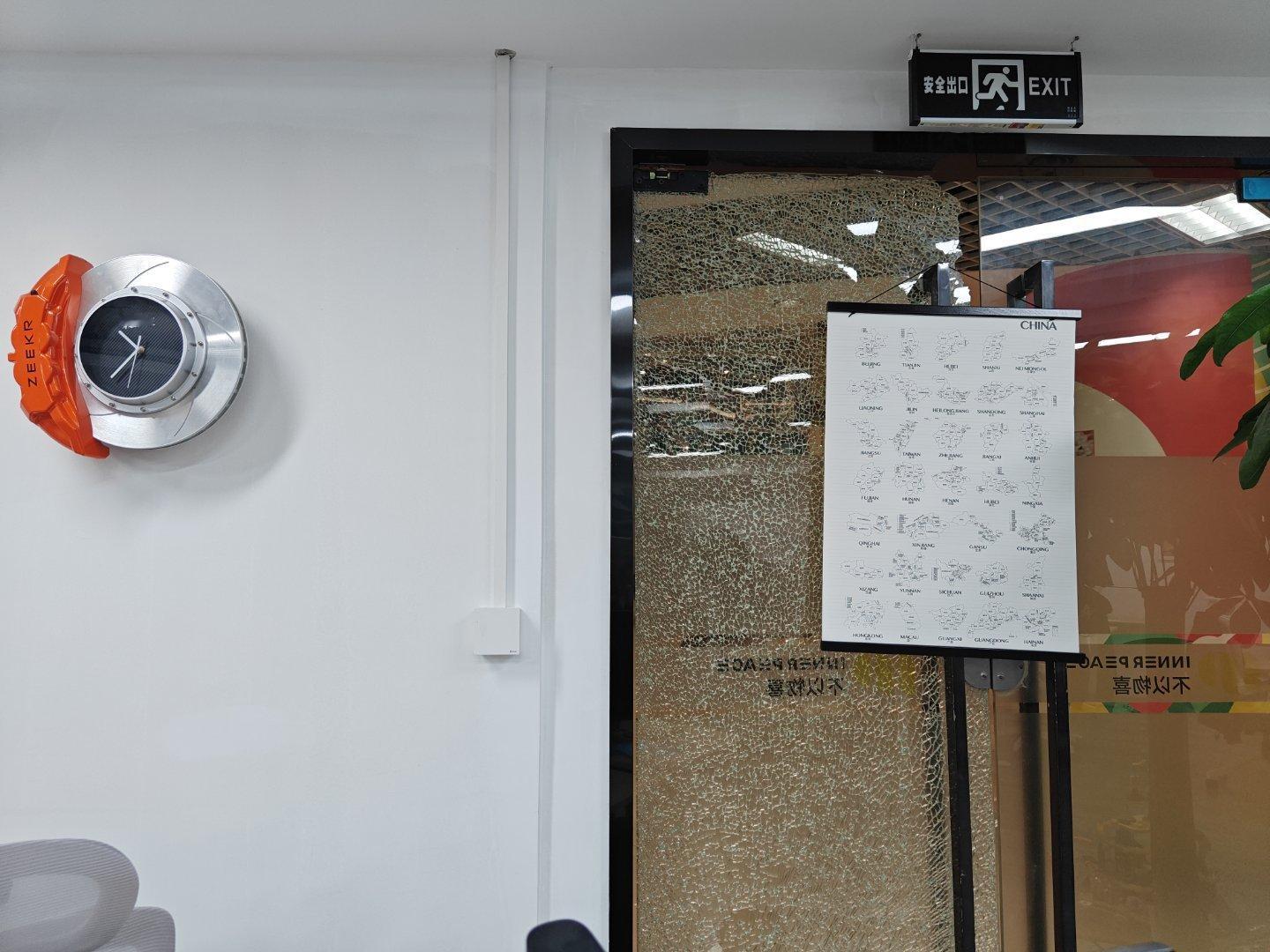 我工位旁边的门炸了，为了小命，我的位置不能坐了。我在想现在回家，还是征用老板的工