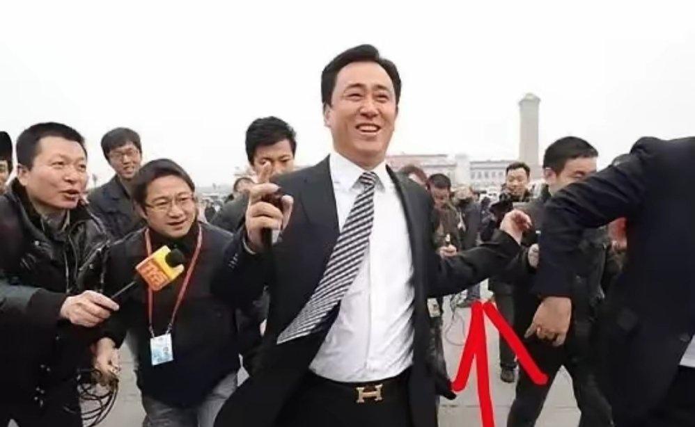 许家印这张广为流传的皮带照片上，这条“左胳膊”并不是他的，只不过角度凑巧重合，显