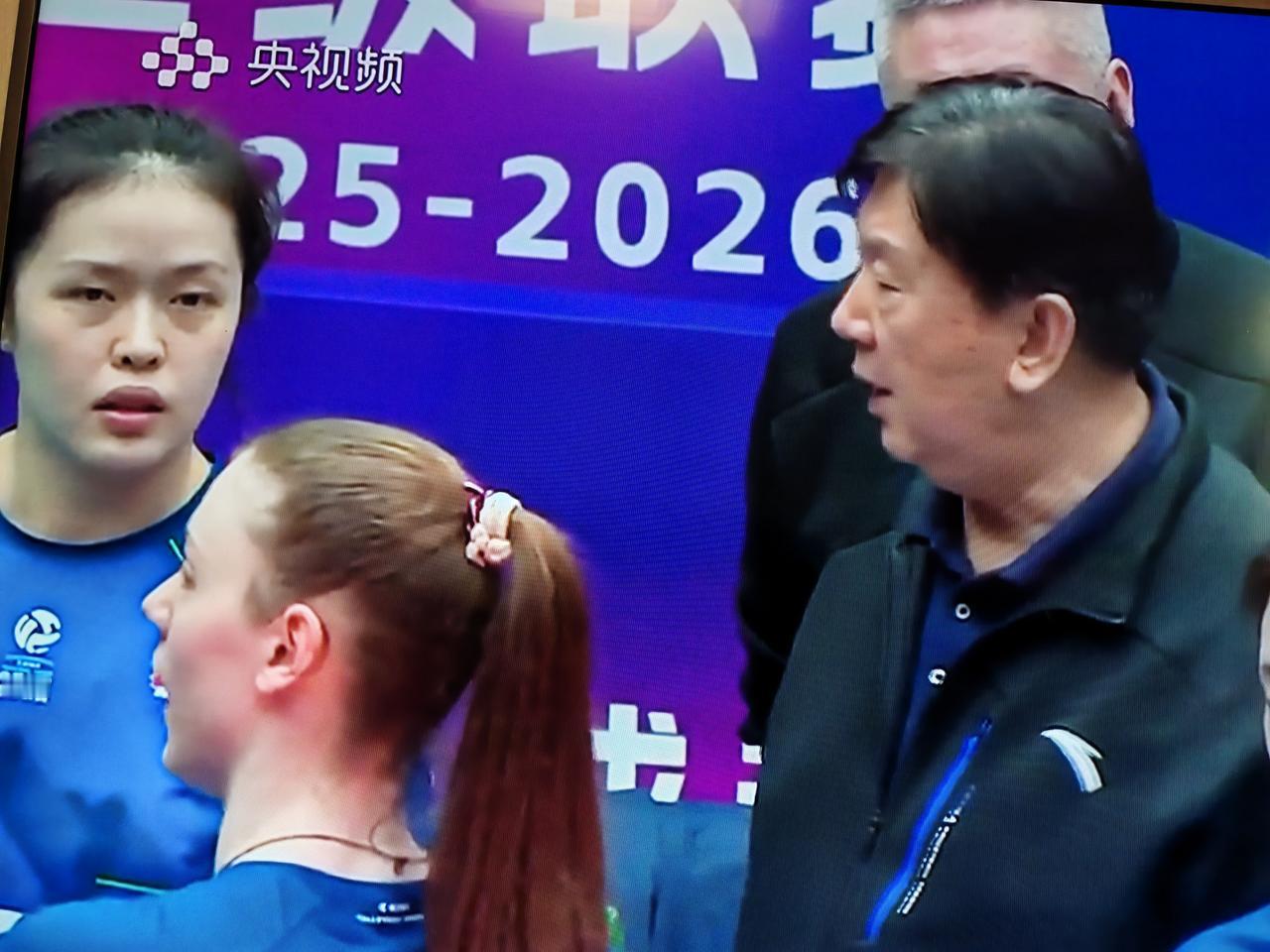 女排排超联赛第十三轮，天津女排主场迎战辽宁女排，前两局天津女排比分24：26，2