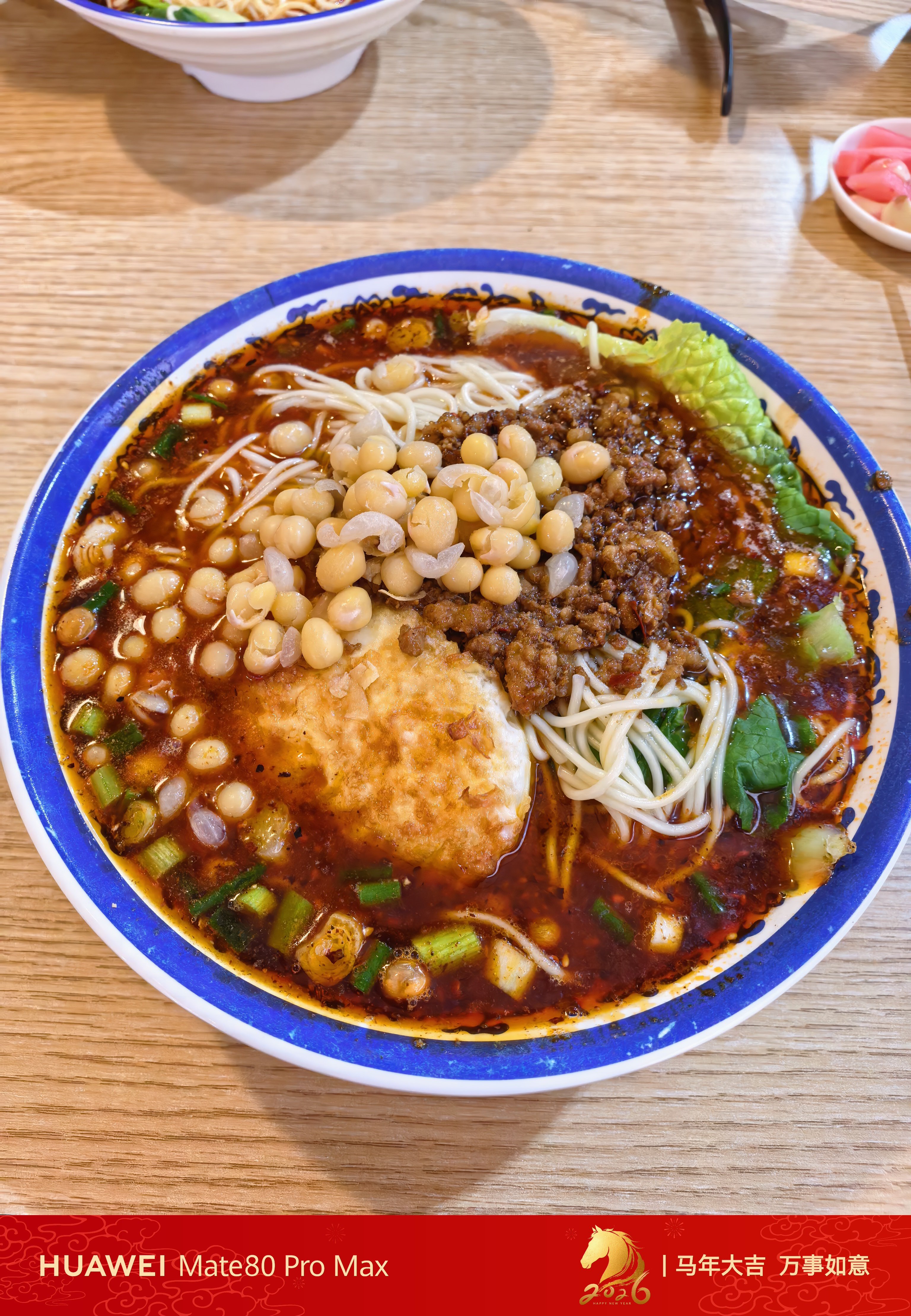 到了重庆，先来一碗豌杂小面味真足！！ 