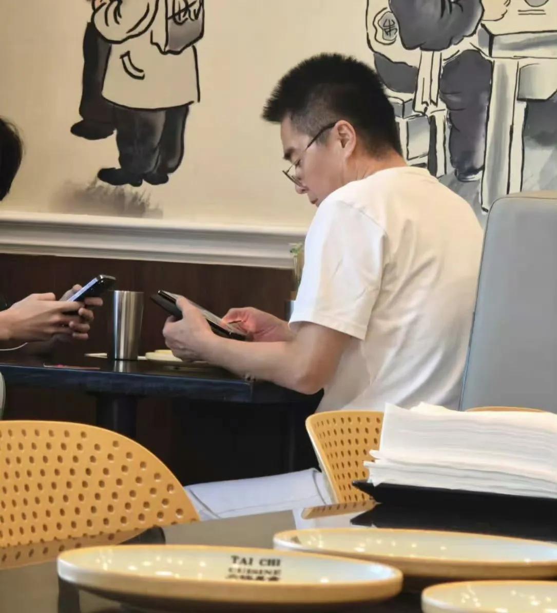 许亚军被曝在美国！
关于演员许亚军在美国的行踪争议，主要源于其前妻何晴逝世后的葬