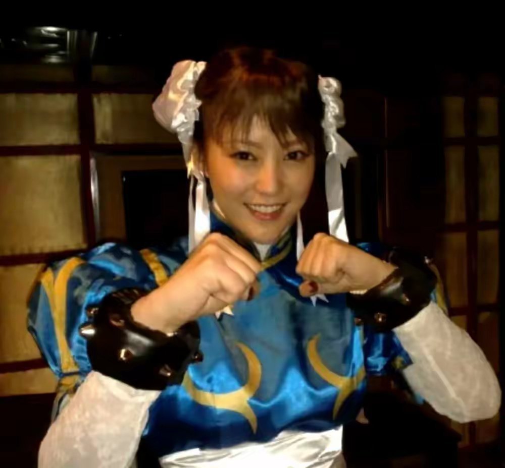 没想想到严谨认真的郝蕾老师，年轻时也喜欢参加这种搞笑的派对 ​​​