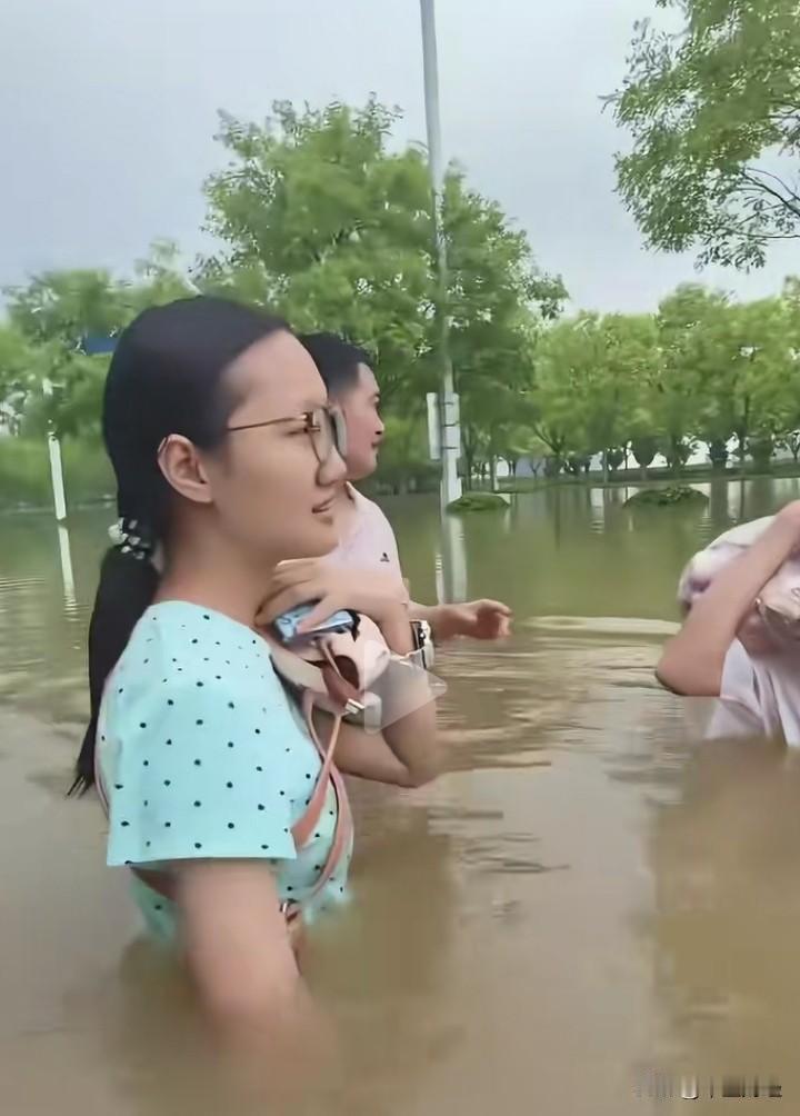 一个城市淹成这样，青年男女下水捕鱼，但是你知道这水有多脏吗？有多么危险吗？小伙子