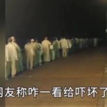 广东广州，一男子凌晨4点回家，突然，他被眼前的一幕惊呆了，只见50多人，看着都6