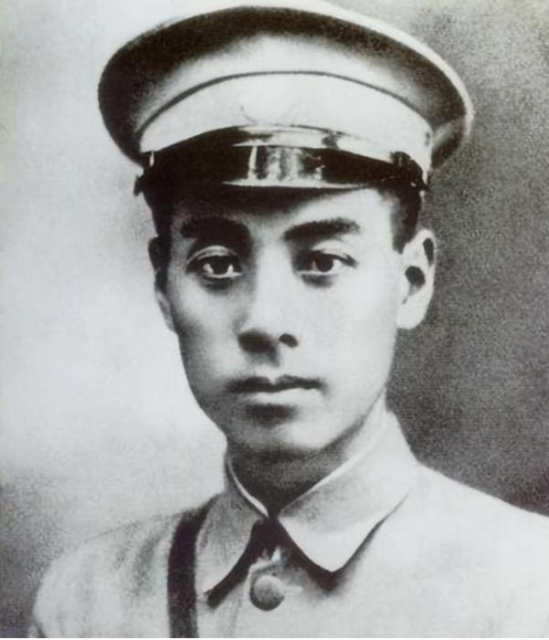1927年，北伐军团长鲍靖中听说抓到一个共党，他兴冲冲地走进审讯室。却意外地发现
