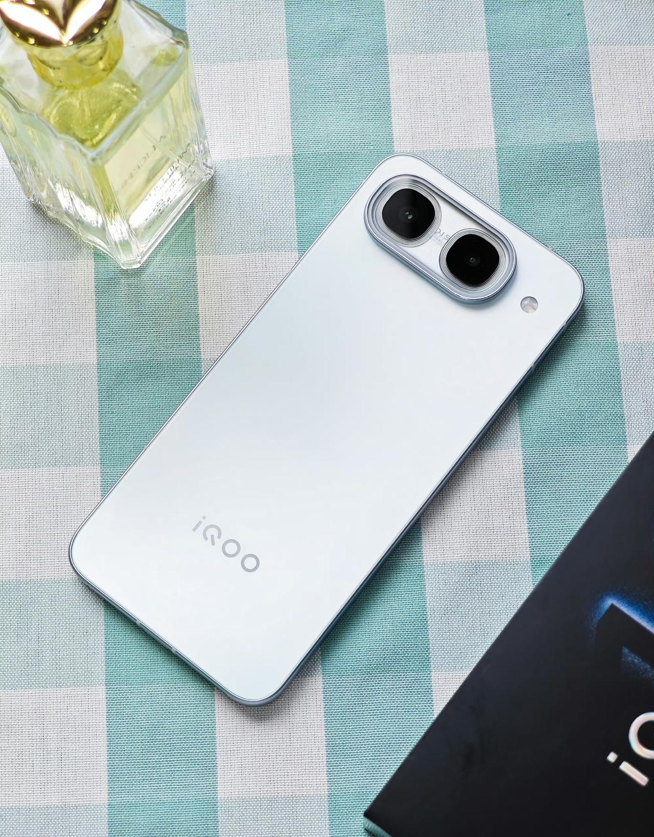 iQOO Neo11 至尊版（驰光白）真机实拍。

简洁大气还得是白色，适配年轻