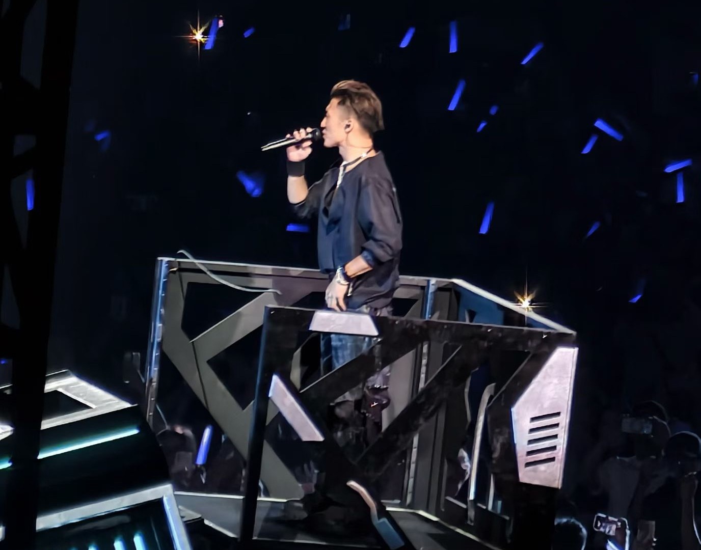 谢霆锋对舞台最严厉的哥王菲永远不会和谢霆锋分开的，谢霆锋真正的魅力在于，他既保留