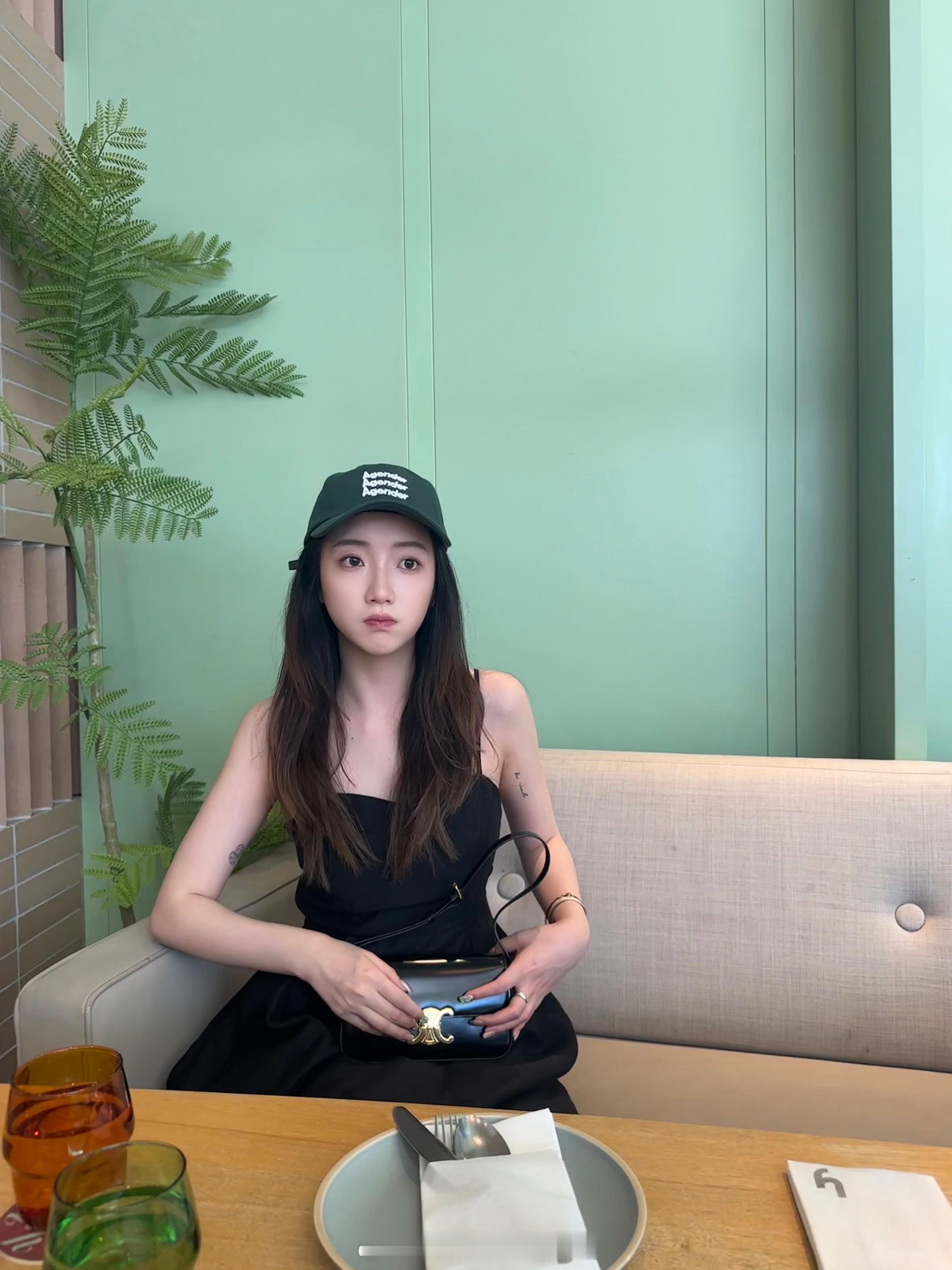 堵得不行一气之下停车去买碱水小饼干，选家具眼花缭乱发现橙色好显白啊！Dreary