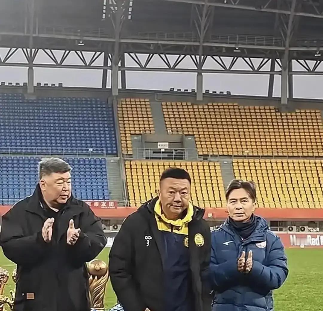 踹断7根肋骨的仇人，现在成了他每场比赛的队友。
 
1999年，大连万达的徐弘一