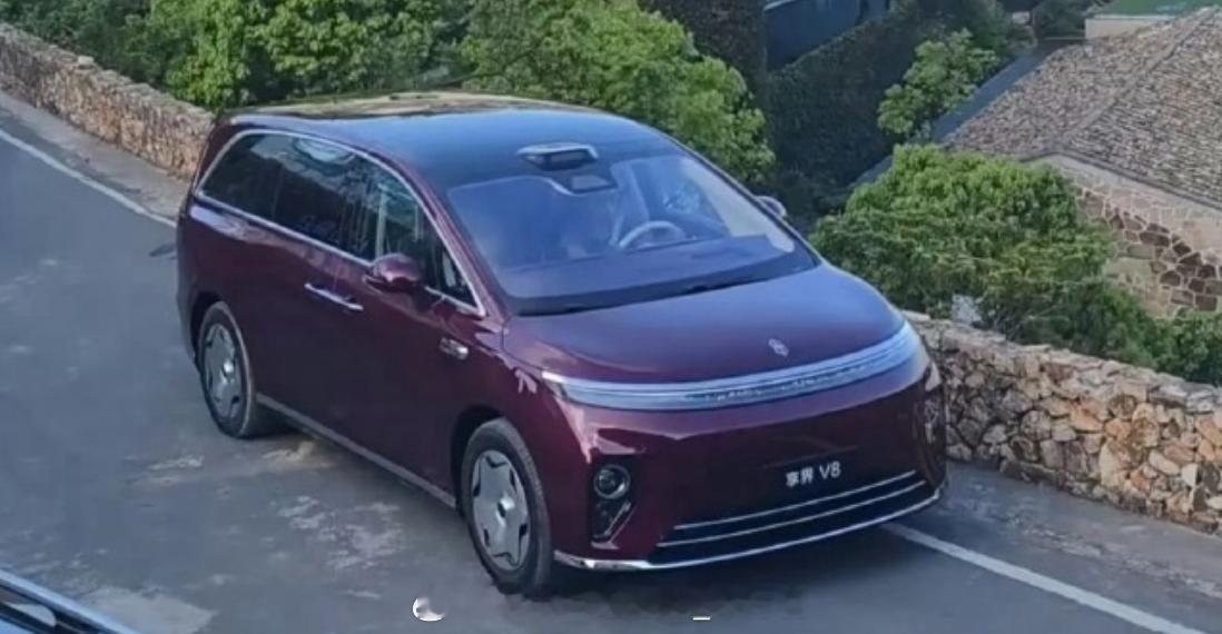 享界V8的红色版本正式亮相整车的体型看着和奥德赛差不多感觉现在的界系列出的也太多