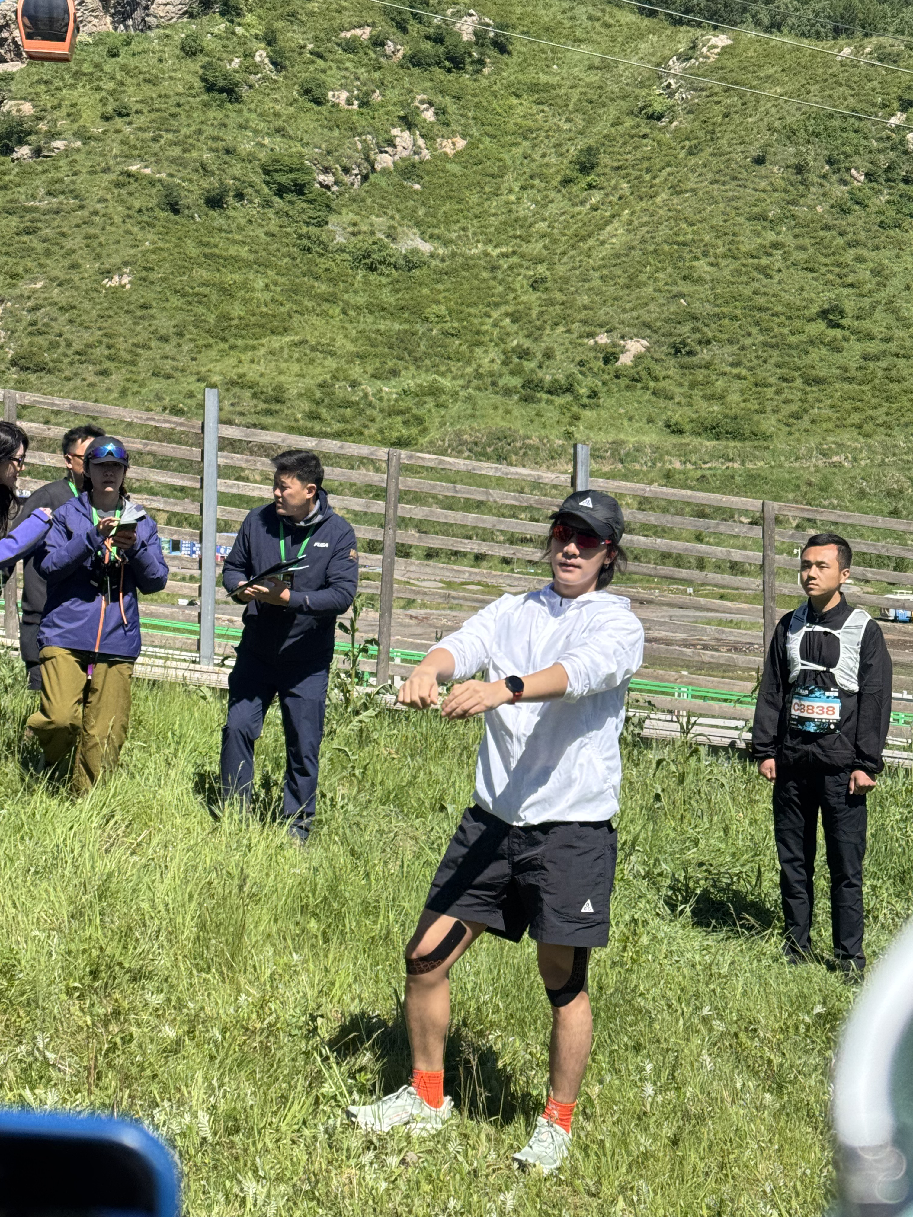 此沙11度穿短裤跑步此沙端午在崇礼跑山属实被此沙震撼到！11度山里短裤跑山，这体