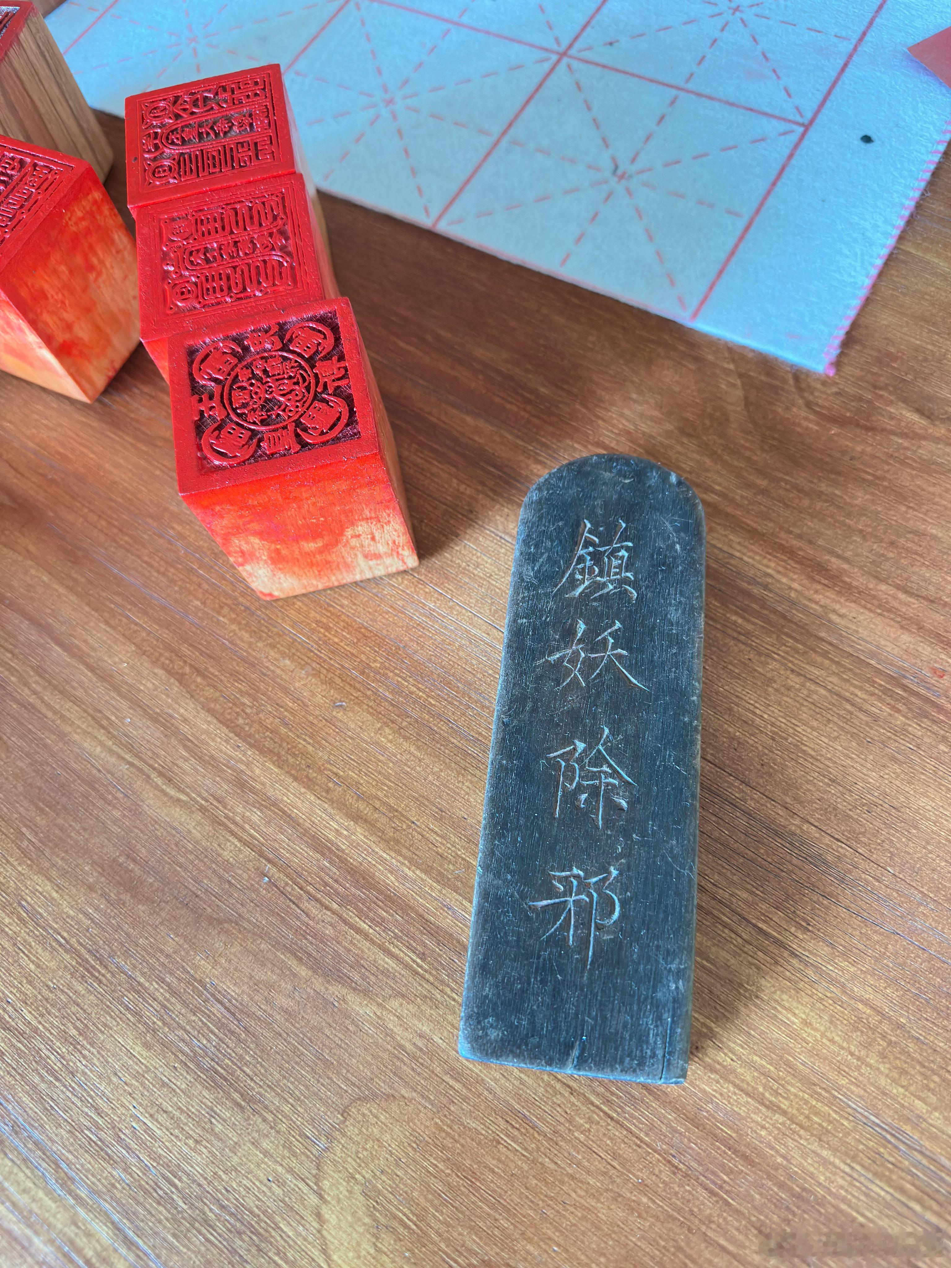 早睡早起、不抱怨、不发怒、多晒太阳、多读圣贤书。当你的内心充满阳光和浩然正气时，
