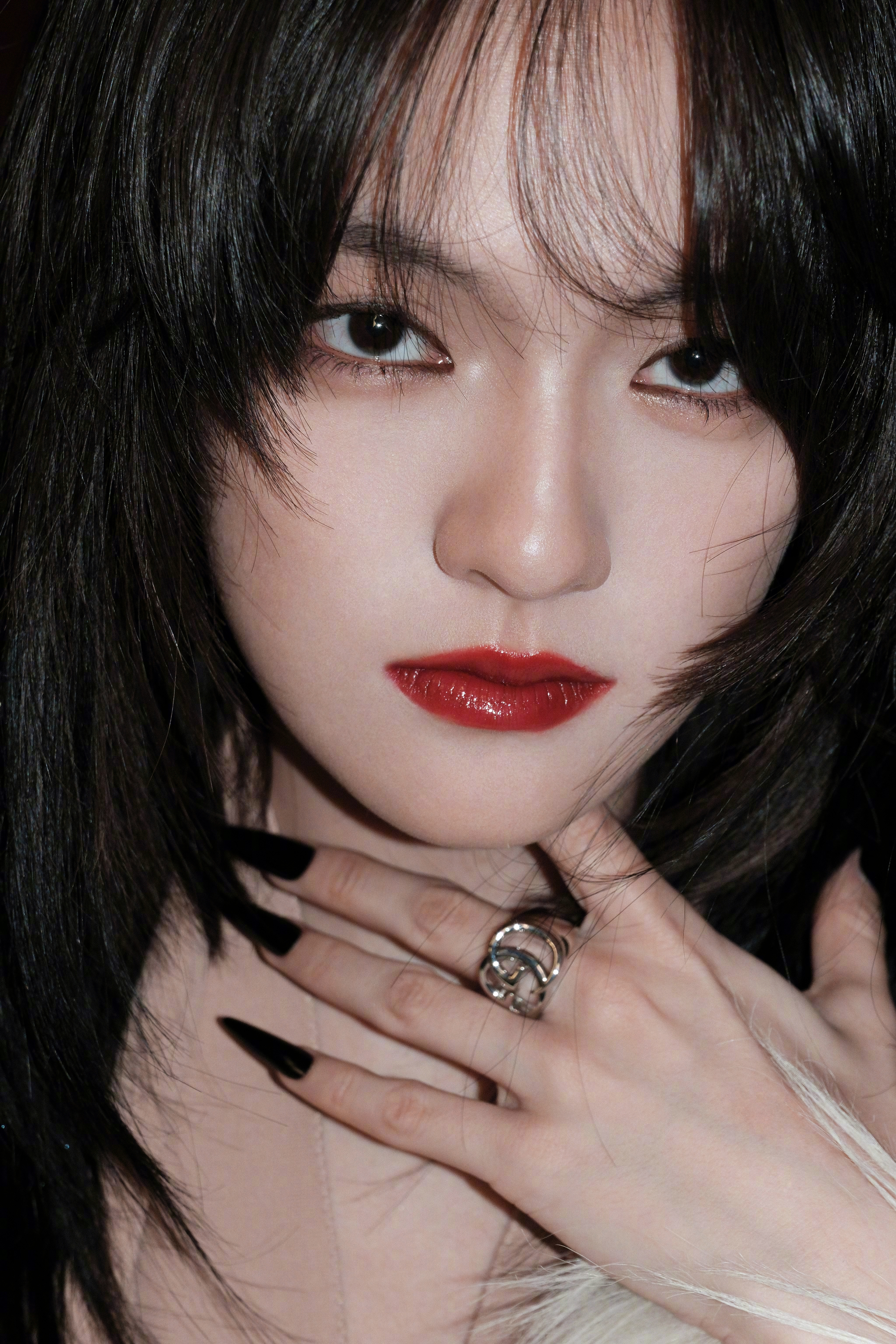 文淇  一抹红唇，冷艳凌厉，花絮都美疯了！♥️🖤♥️ 文淇时装五月封面