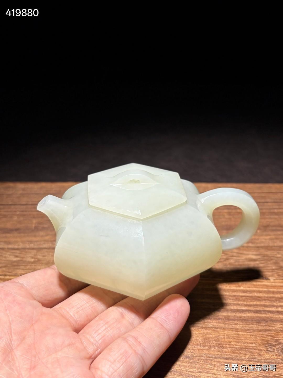 清和田玉六棱茶壶
尺寸11×8.9×5厘米
