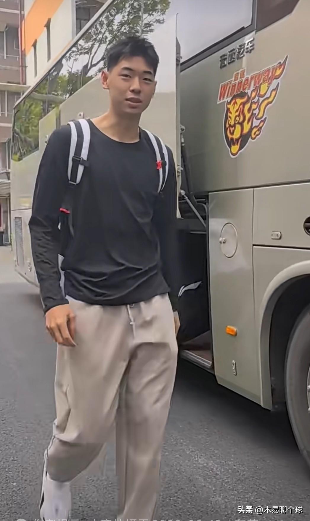 广东男篮出发江苏！
3月19日中午，广东男篮众将在主教练杜锋的率领下出发江苏，广