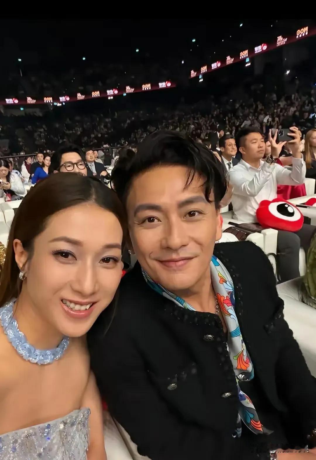 黄宗泽钟嘉欣颁奖礼同框，瞬间掀起港剧回忆杀！多少人是看着《溏心风暴》长大的，时隔