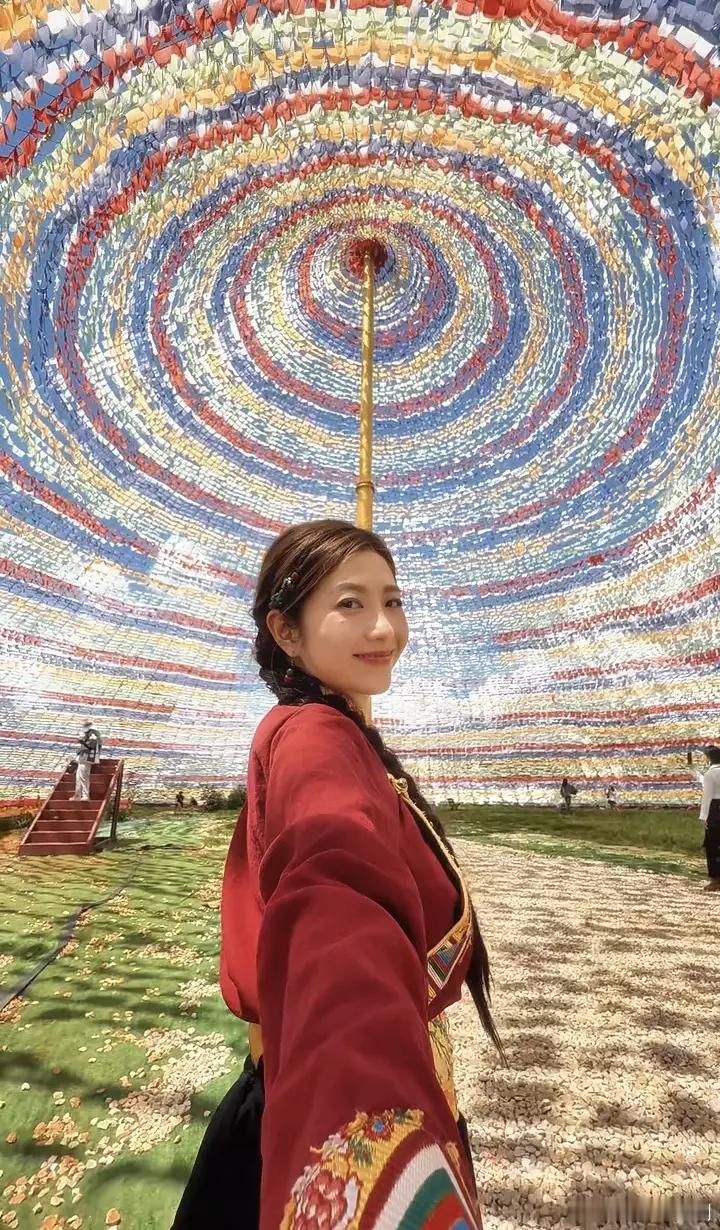 【藝人】陳自瑤雲南之旅化身藏族美人 大經幡下神級運鏡獲網民激讚.陳自瑤（Yoyo
