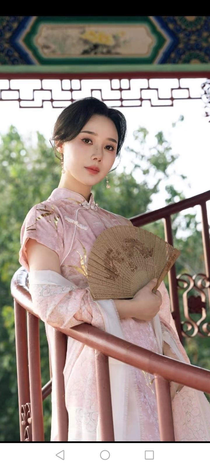 粉衣美人倚栏立，古风韵味入画来。