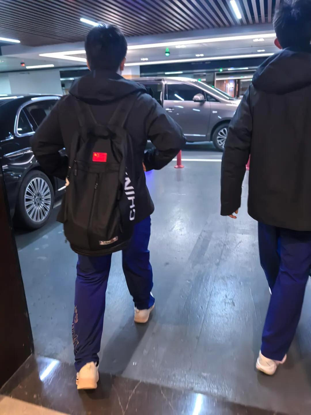 同一个电梯遇到两人，运气爆棚！
小胖背着贴红旗的书包，双手插兜，一看就是大名鼎鼎