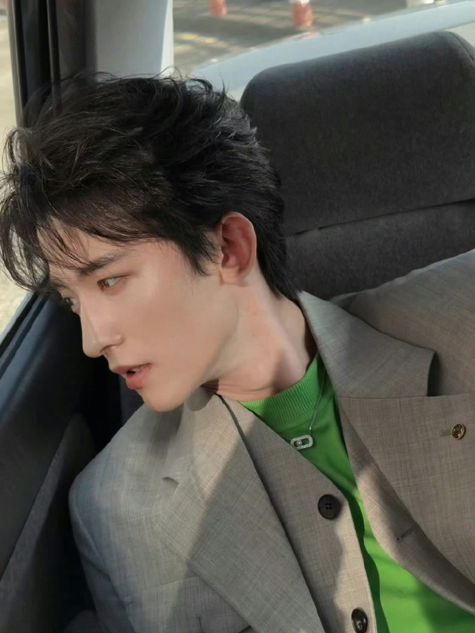 看见常华森的脸一点气都生不动了 说实话常华森这穿搭我不太懂，但人长得帅就够了，气