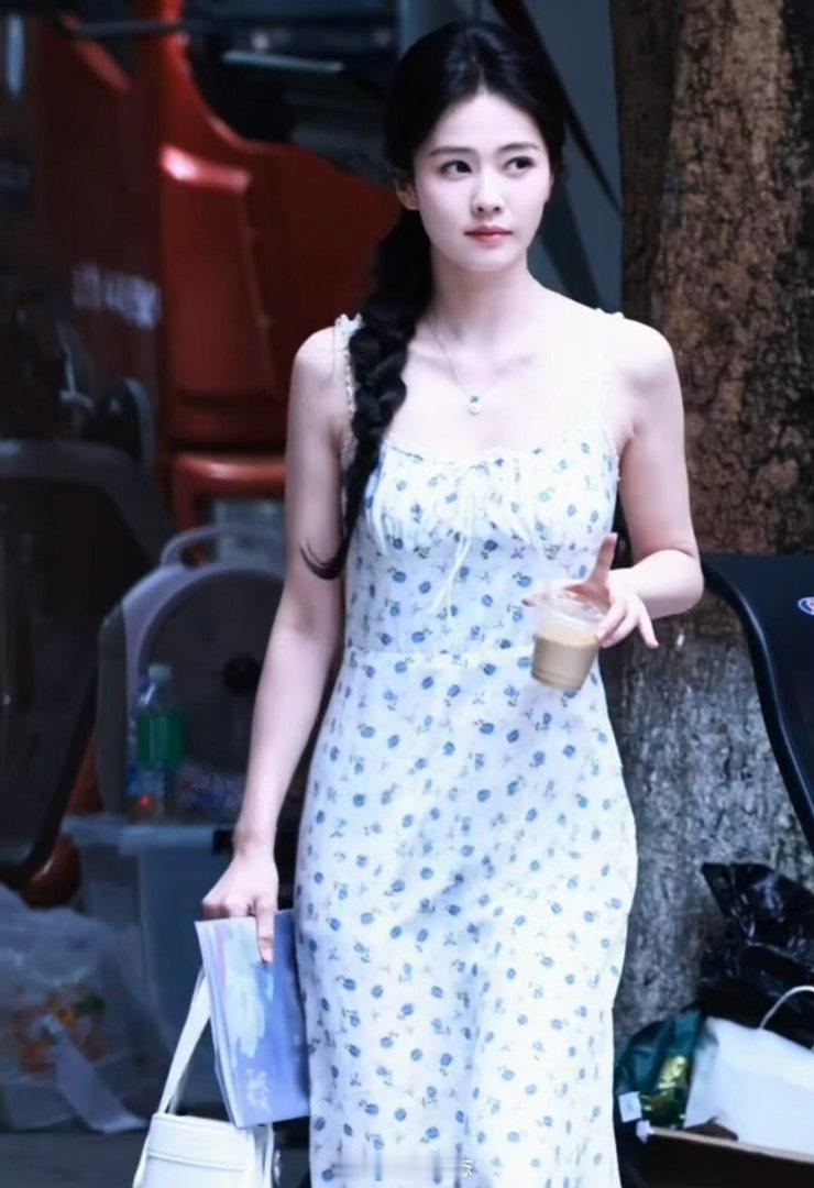 麻花辫韵娜也是喝上了秋天的第一杯奶茶 