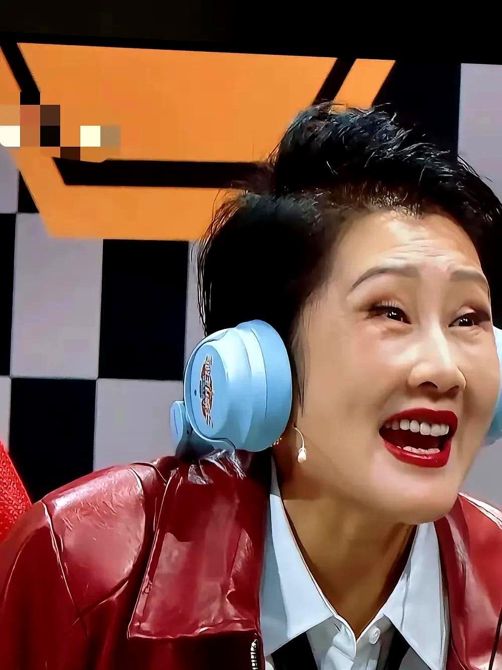 全网嘲笑她的脸，她却在砸影视圈的饭碗。
 
一张同框照把张凯丽推上风口。紧绷的皮