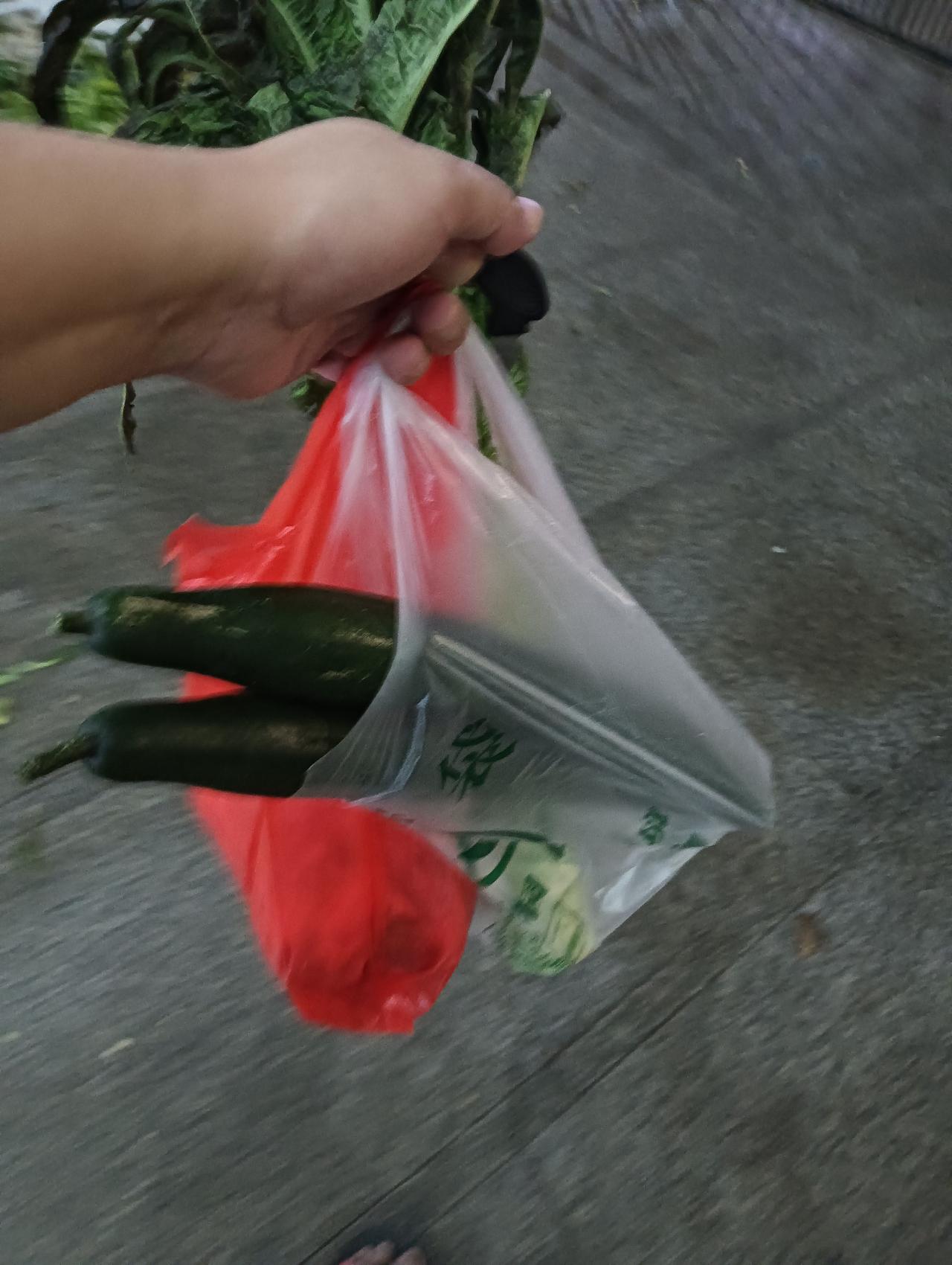 今天又来买猪肉了，上个星期买的猪肉吃完了，今天又来批发市场买一点，一般我都是买三