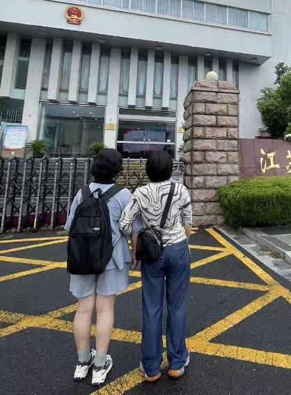 “还有天理吗？”江苏镇江，一女子因无法生育，收养了一个出生仅3天的女婴，并视如己