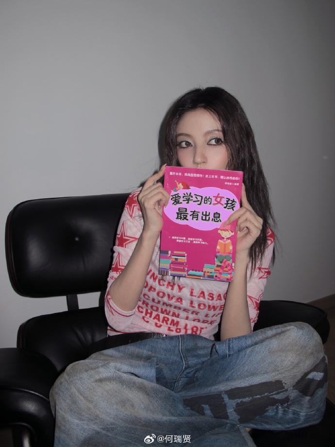 何瑞贤杀青不忘剧宣何瑞贤宣完你的宣你的 上午《司宫令》杀青，下午《野狗骨头》剧宣