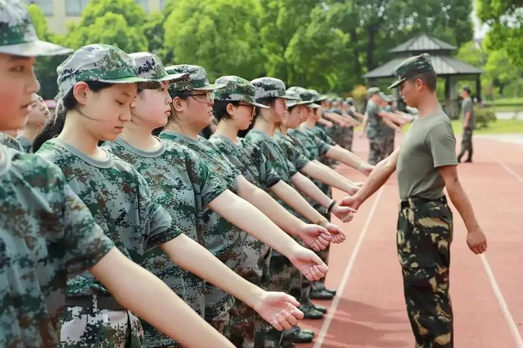 山东菏泽，中专女生军训，感到身体不舒服，就打电话给家人，家人想接孩子回家，班主任