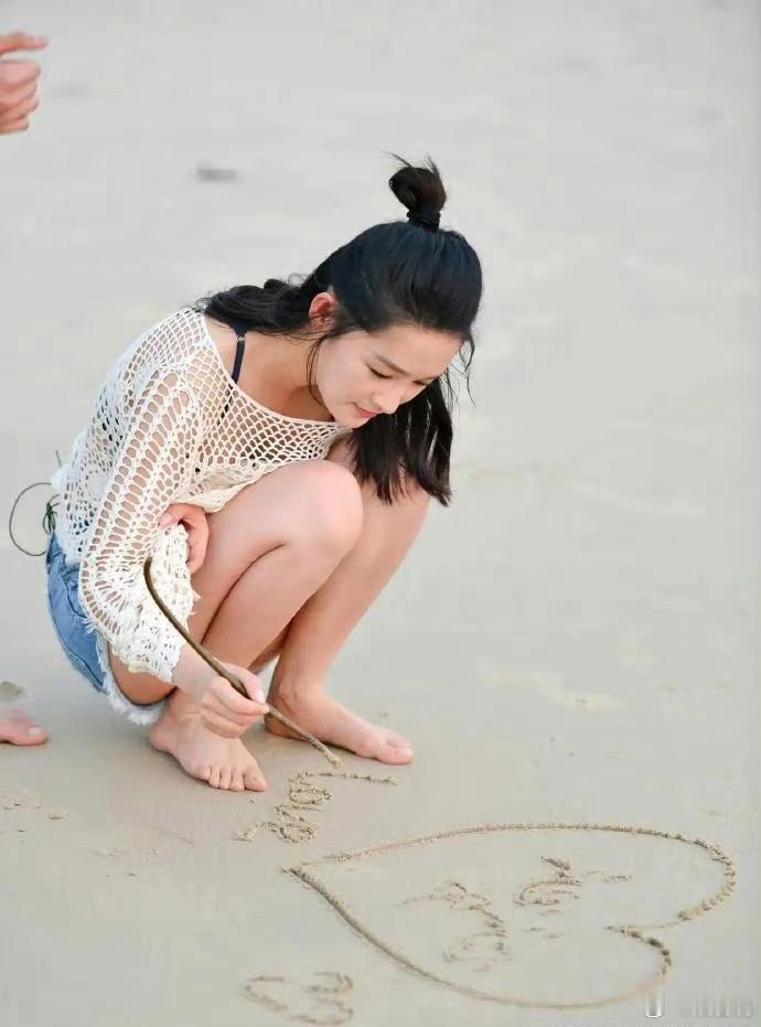 这应该是李沁最想删掉的沙滩照，看着都替她尴尬 ​​​