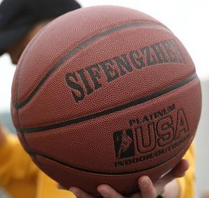 广东男篮必须进行人员调整，如果原班人马，最后没有竞争力，把胡明轩杜润旺张浩嘉转会