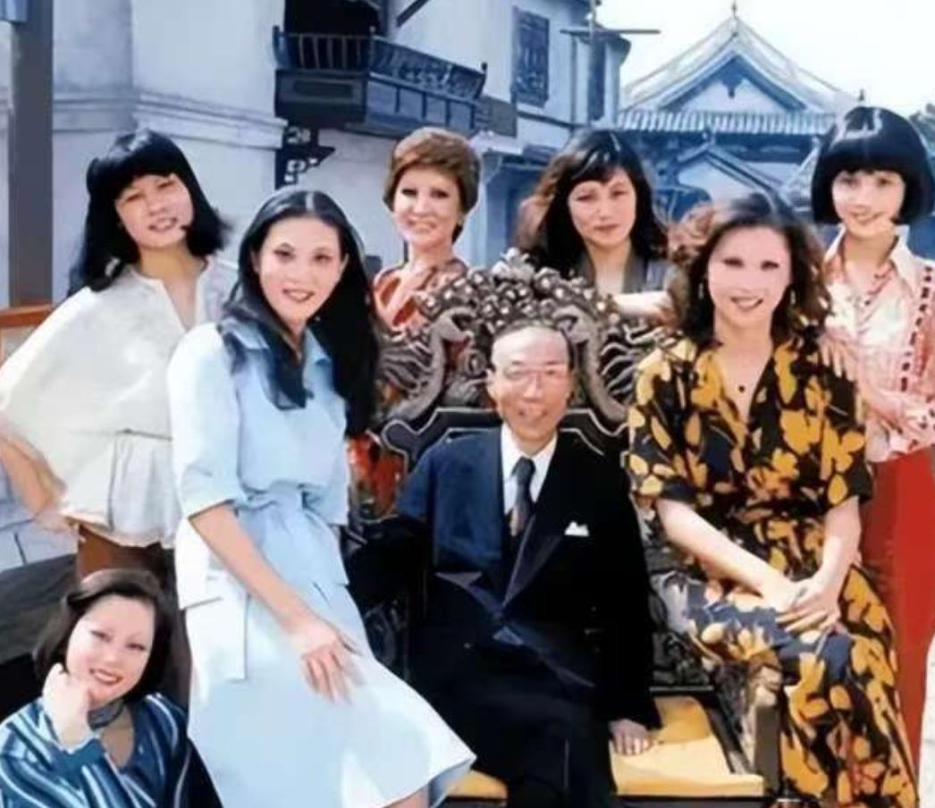 邵逸夫是个谜！
 
他每年向国内捐1亿港币，2014年邵逸夫去世，他死后巨额财产