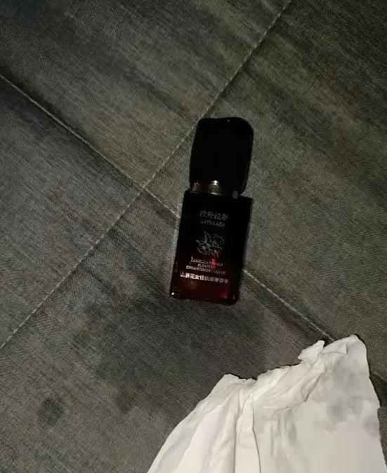 我在38岁老婆的包里翻到半瓶润滑液，以前从来没有听他说过，而且为什么是半瓶？

