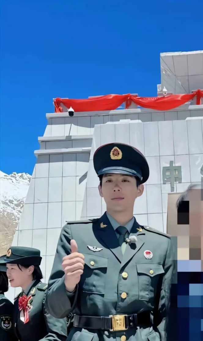 王安宇未播综艺军装造型帅的很 