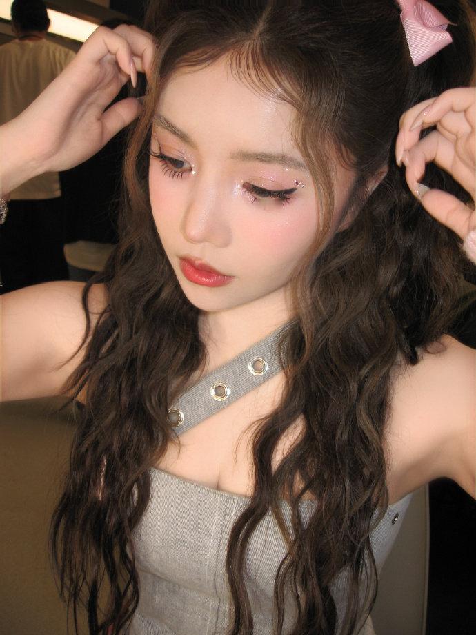 彩虹的微笑好甜萧蔷、陶昕然、安崎的彩虹的微笑也太甜了吧，整个舞台像掉进糖果工厂一