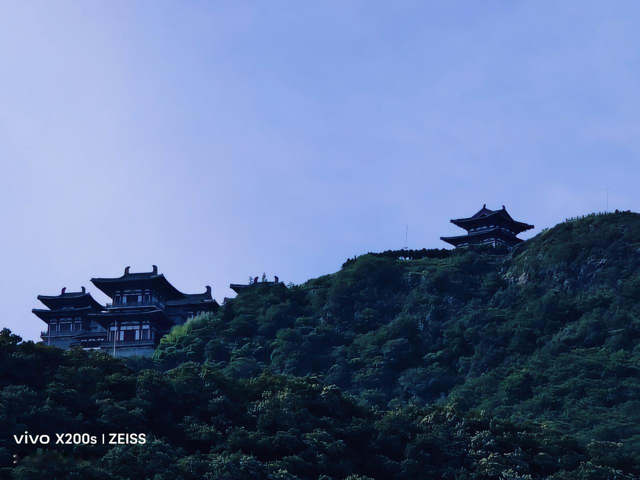 晒图笔记大赛金顶：大洪山风景名胜区金顶，山下手机拍摄。