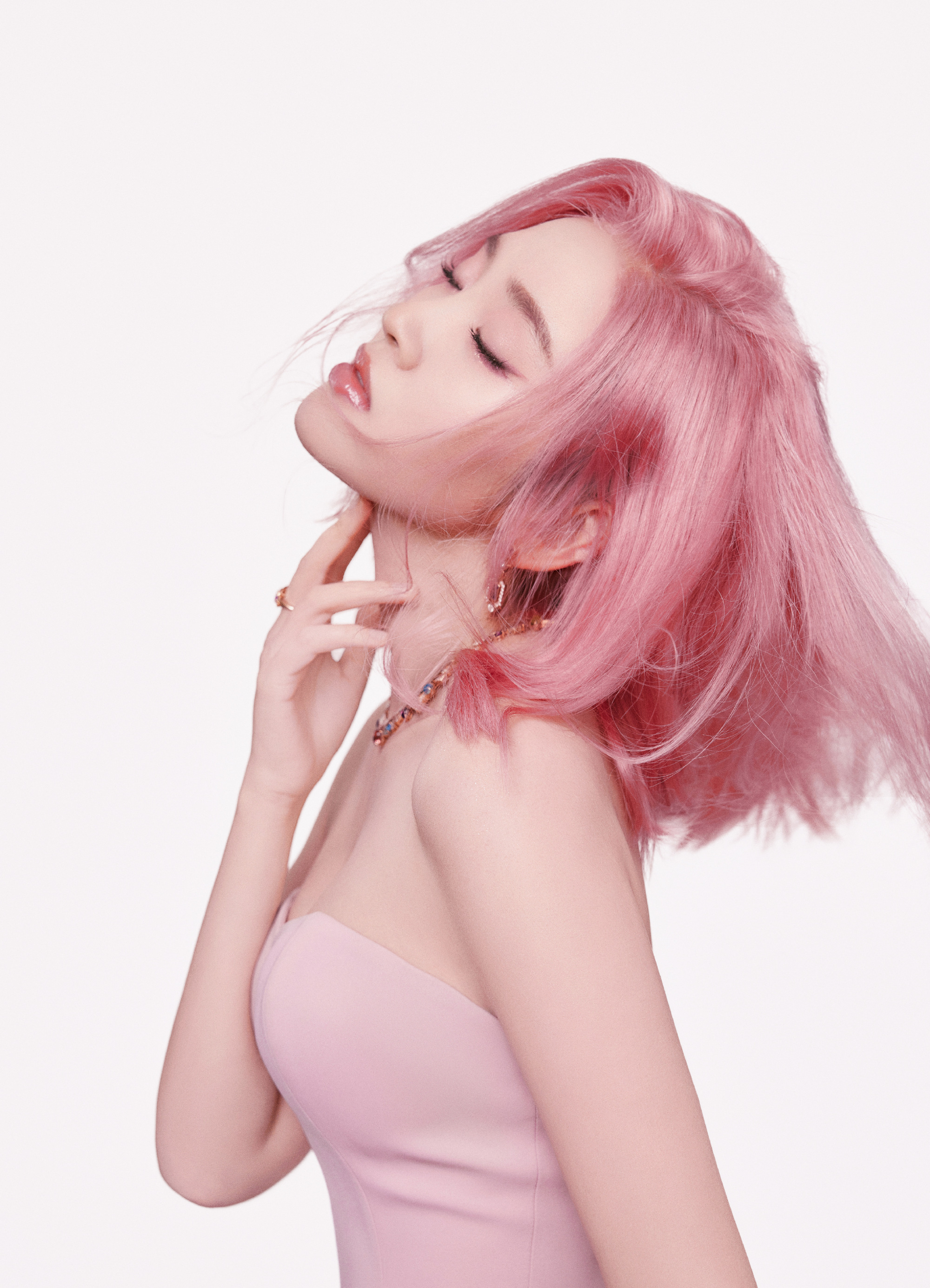 唐艺昕今日生日大片：粉发粉裙，粉粉嫩嫩甜美的姐姐。唐艺昕