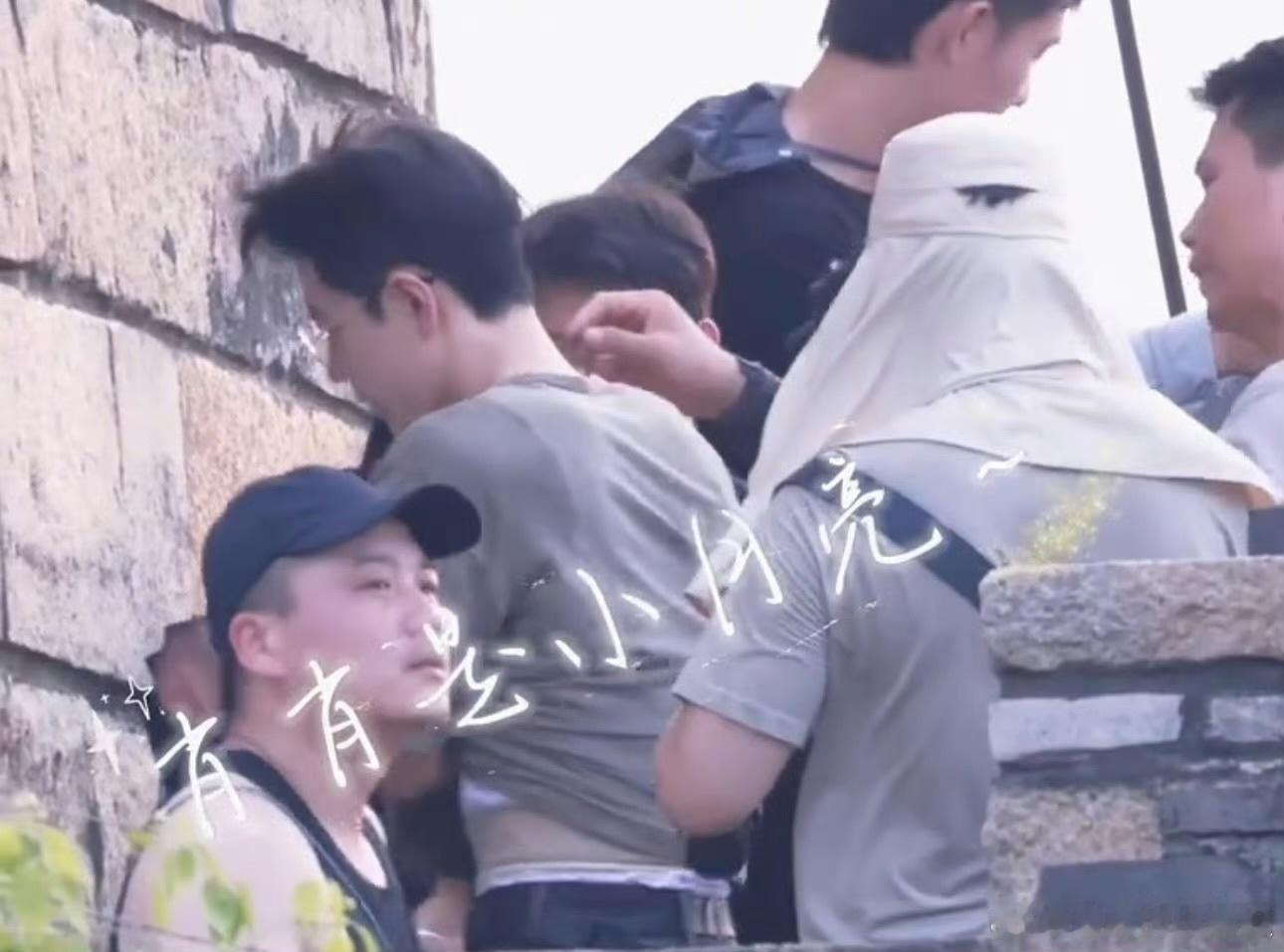 娱乐[超话]肖战片场脱衣服路透肖战新剧片场脱衣服 ​​​肖战新剧路透！ ​​​