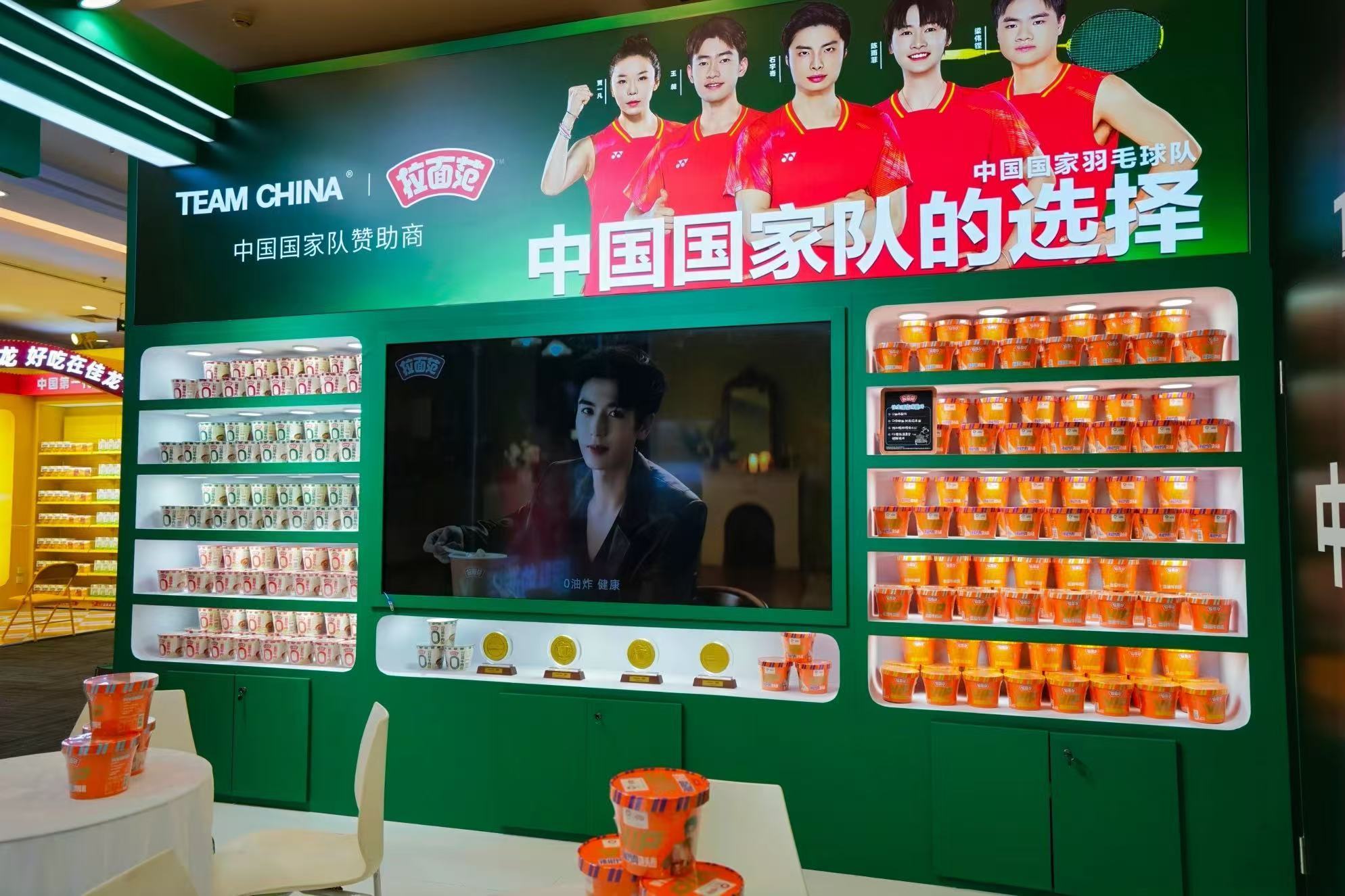 以前吃泡面，酱包挤完，袋子边角都得舔一遍，一点汤汁都舍不得浪费。现在倒好，半包酱