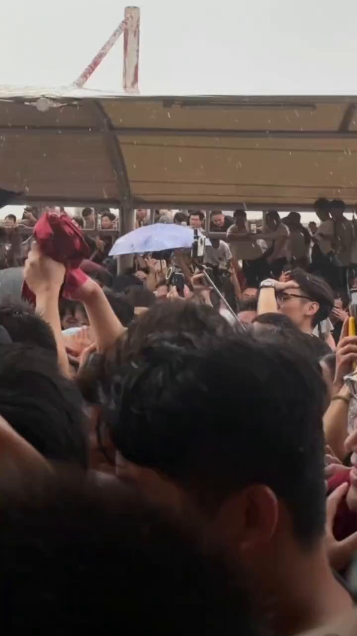 下雨啦。
