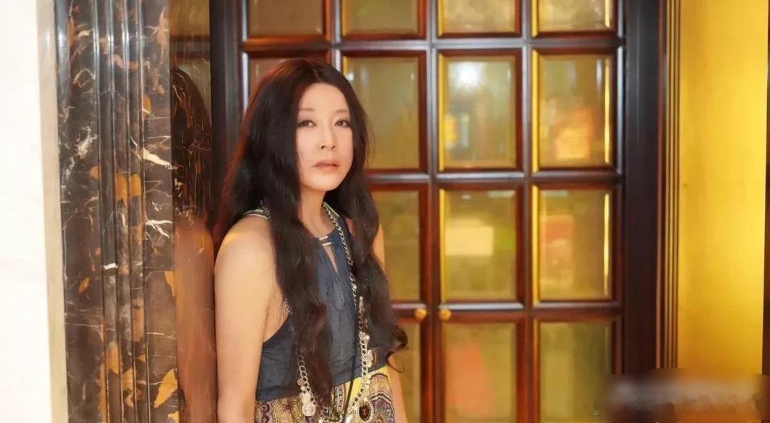 刘晓庆的电影《流浪的三毛》定妆照！ 一点都认不出来， 真的太像三毛了！神形兼具 