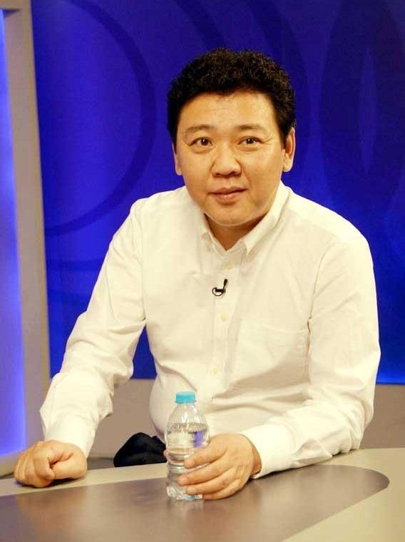 他是上世纪80年代红极一时、被誉为''东方金嗓子''的男高音歌唱家；他声如玉润，