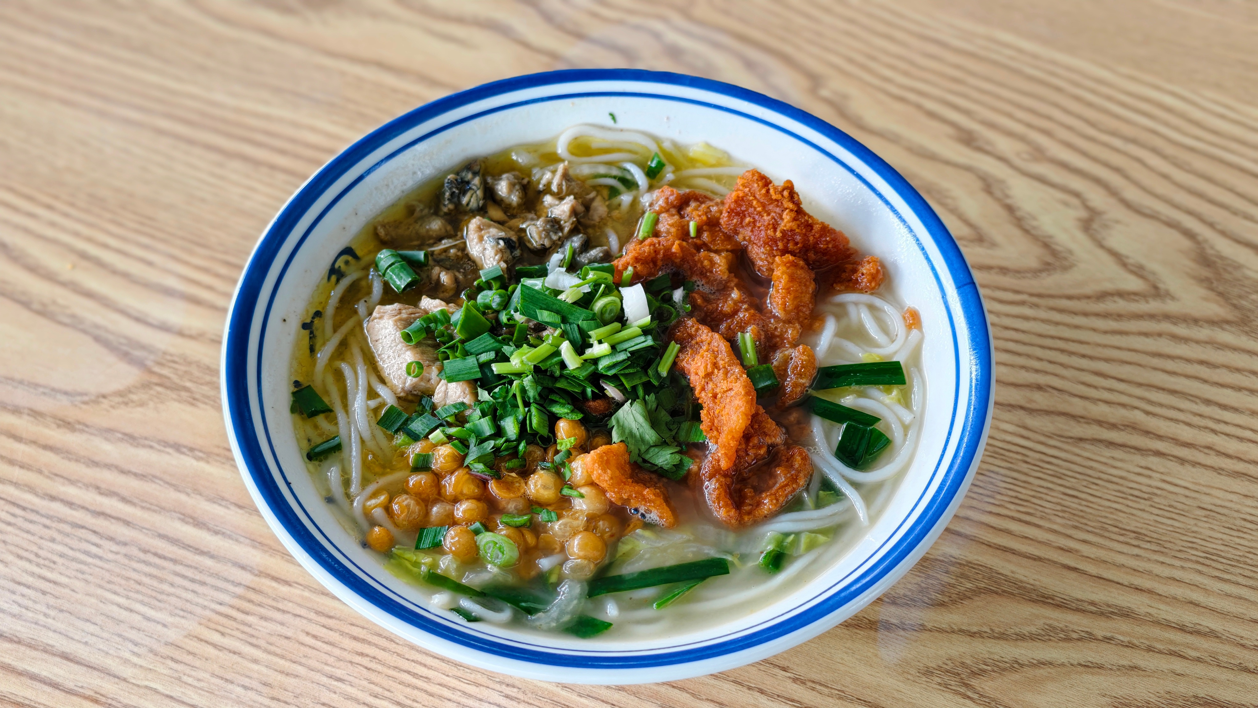 酒店自助要吃吐了，晚上来街边吃个米线，味道超级nice 昆明·七彩云南·欢乐世界