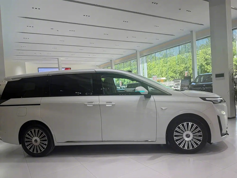 传祺E8增程MPV，20万家用七座混动MPV。亲民价位家用MPV，纯电续航220
