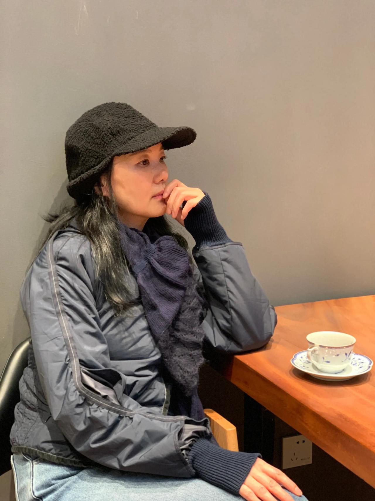 演员咏梅素颜现身咖啡馆，文艺气息浓厚！黑色休闲外套搭配黑色羊羔绒鸭舌帽，她一个人