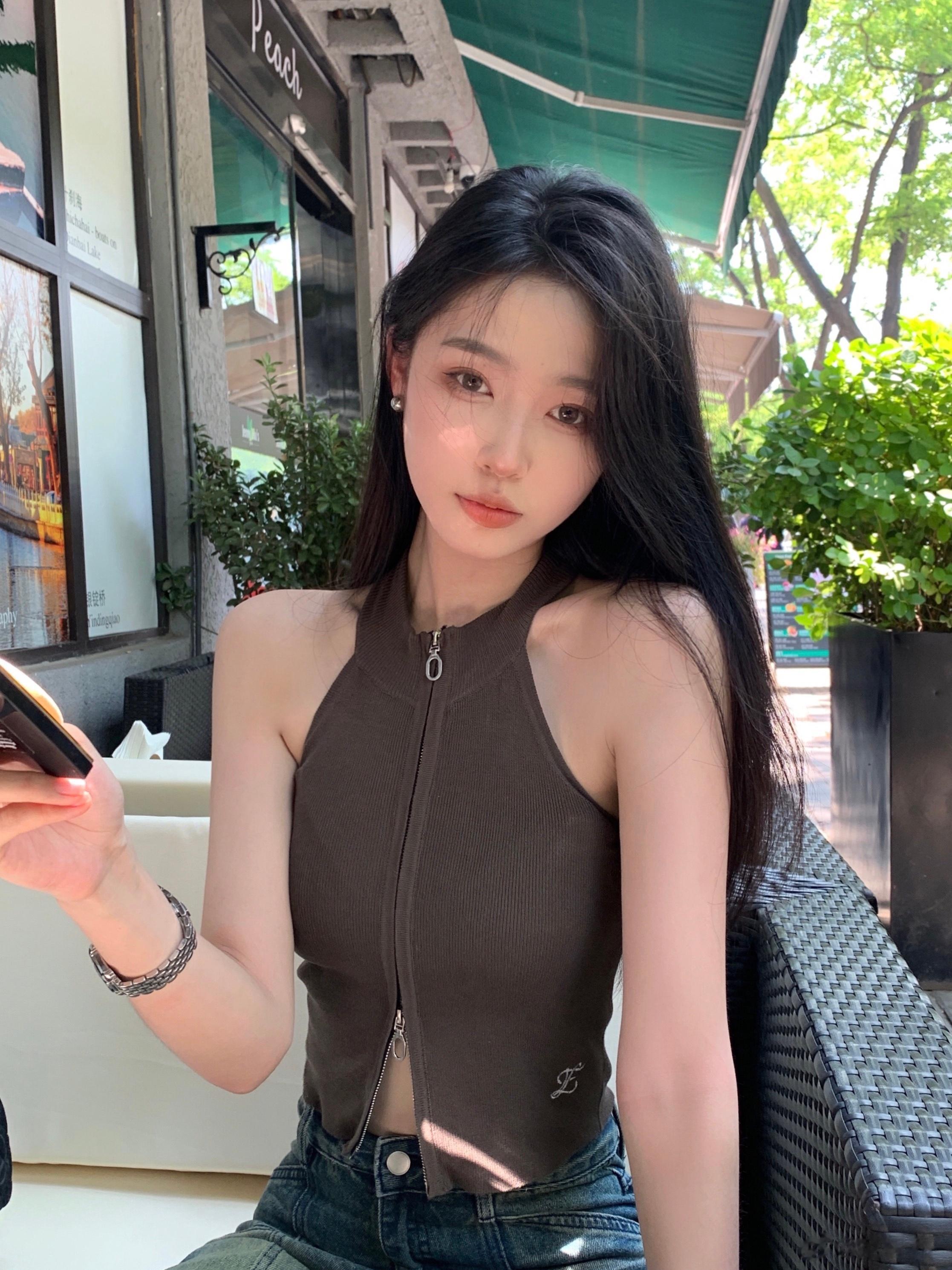早诶给姐姐们倒一杯美式提神 三种口味自助选择噢～两组搭配预言家猜猜谁会是裤王👖