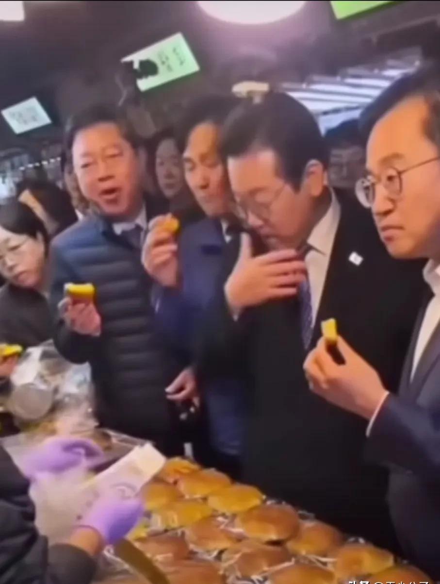 他舔手指那一下，比任何演讲都真。
小时候饿过，知道一粒米有多重。
不演亲民，是骨