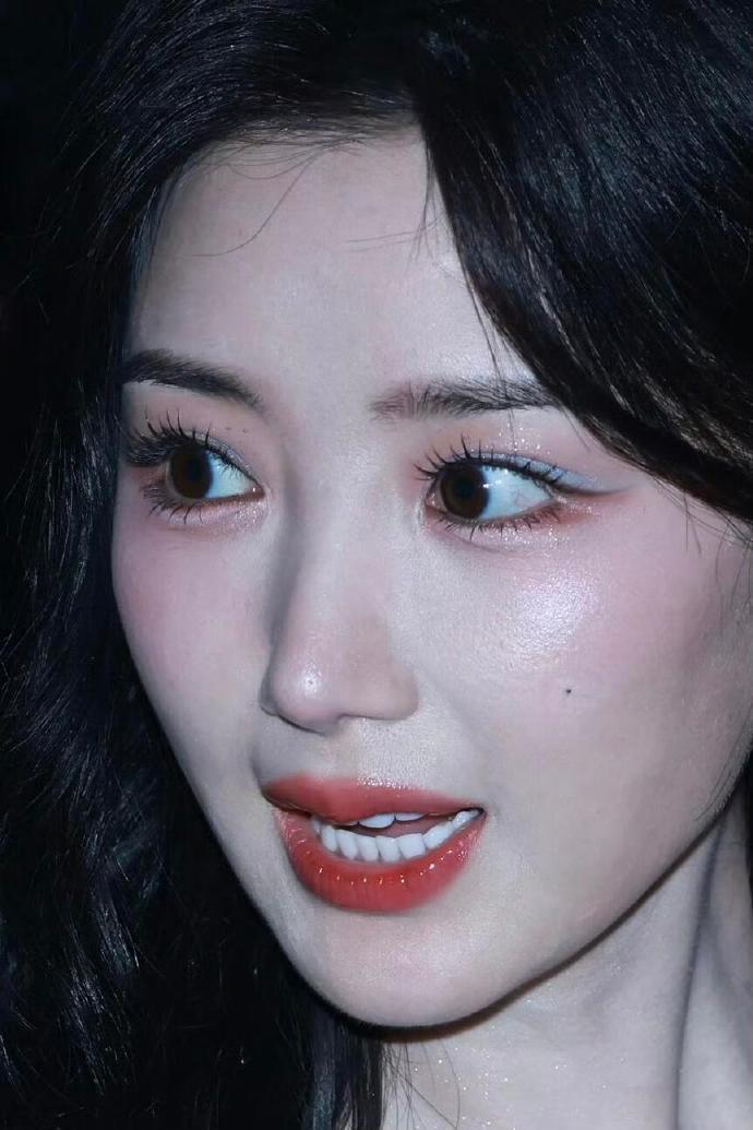 毛晓彤皮肤太嫩了 